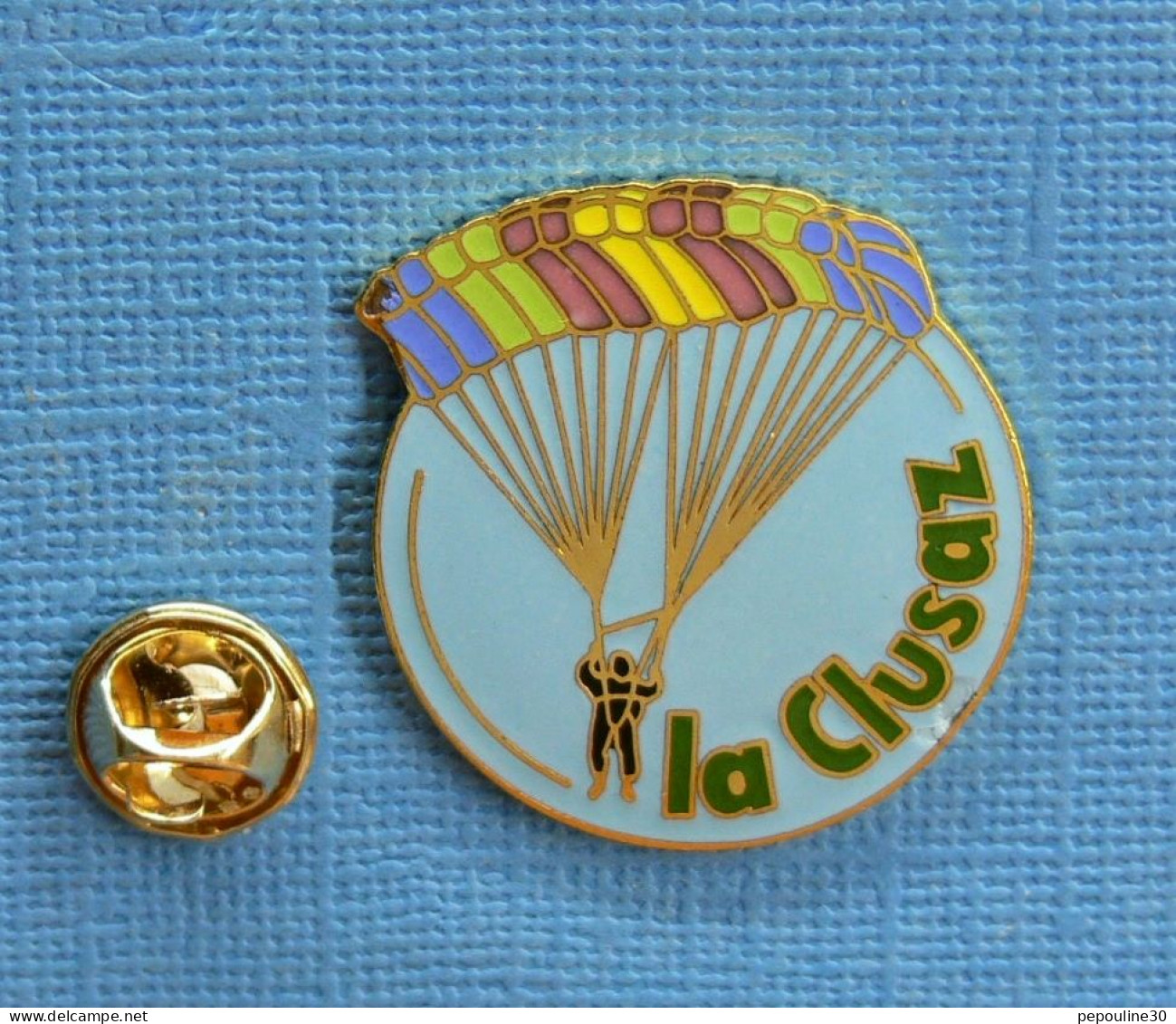 1 PIN'S /  ** PARAPENTE " LA CLUSAZ " HAUTE-SAVOIE ** . (Stadium Paris) - Paracadutismo