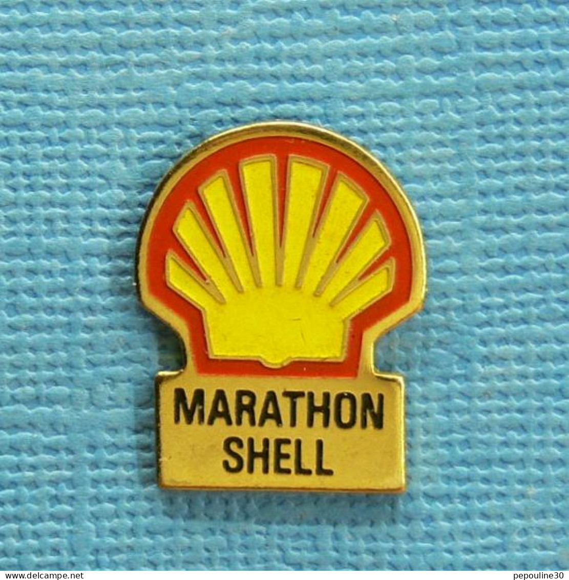 1 PIN'S /  ** MARATHON " SHELL " PARCOURIR LA PLUS LONGUE DISTANCE AVEC 1L DE CARBURANT ** . (B.I. Promocourse) - Andere & Zonder Classificatie