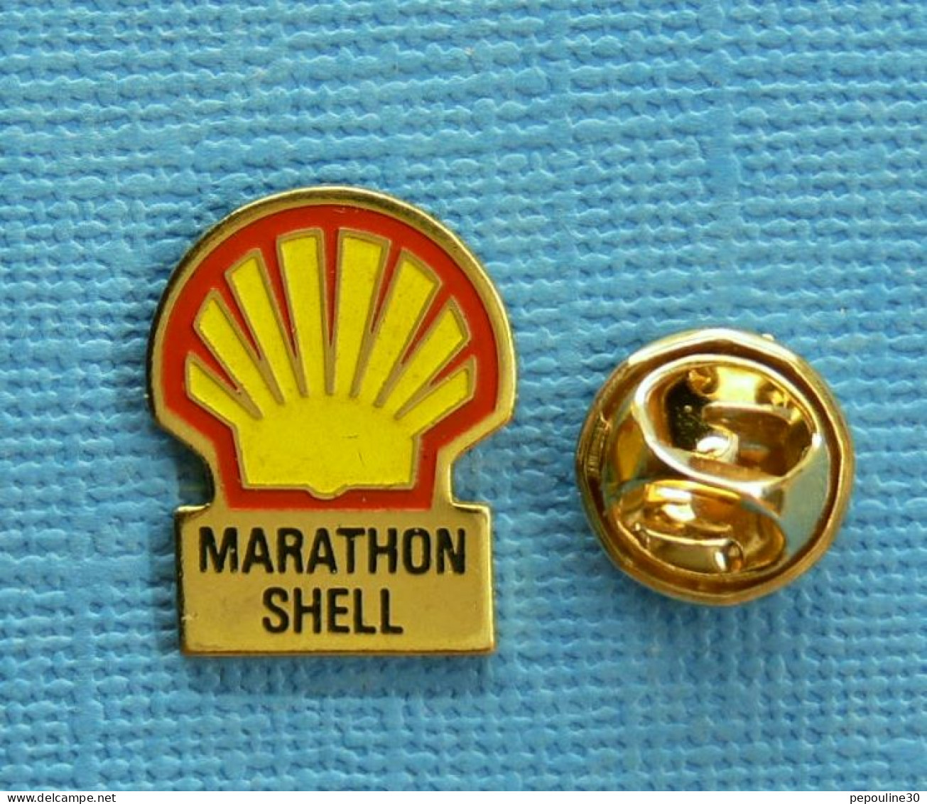 1 PIN'S /  ** MARATHON " SHELL " PARCOURIR LA PLUS LONGUE DISTANCE AVEC 1L DE CARBURANT ** . (B.I. Promocourse) - Autres & Non Classés