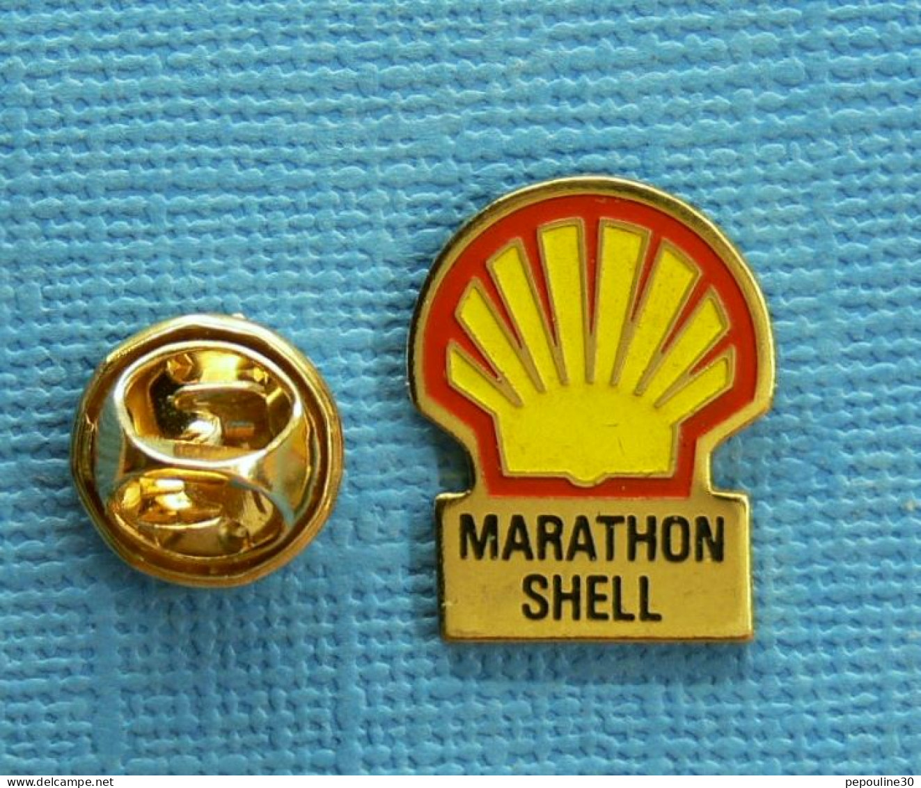 1 PIN'S /  ** MARATHON " SHELL " PARCOURIR LA PLUS LONGUE DISTANCE AVEC 1L DE CARBURANT ** . (B.I. Promocourse) - Altri & Non Classificati