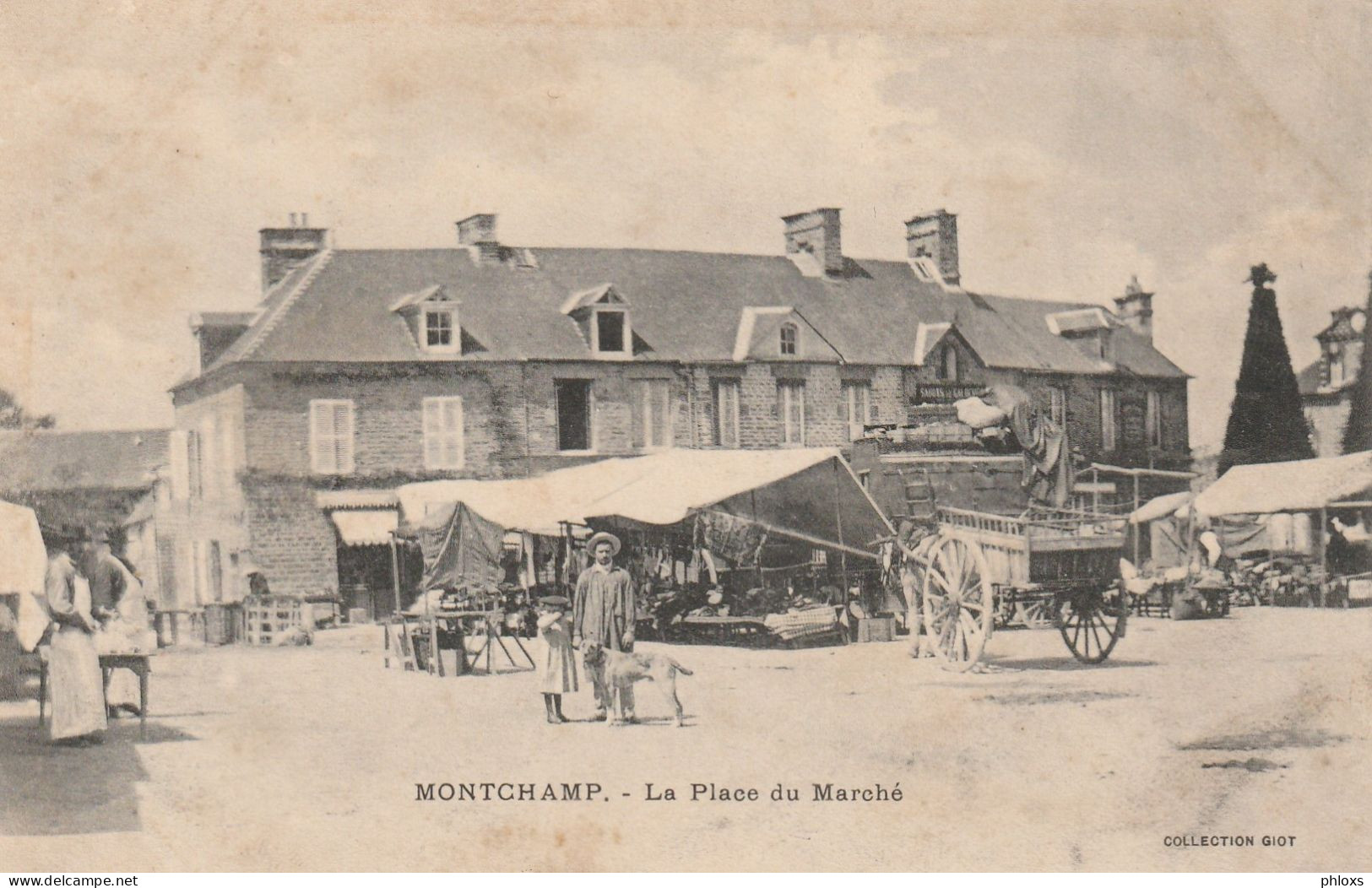 Montchamp/14/ La Place Du Marché / Réf:fm4037 - Otros & Sin Clasificación