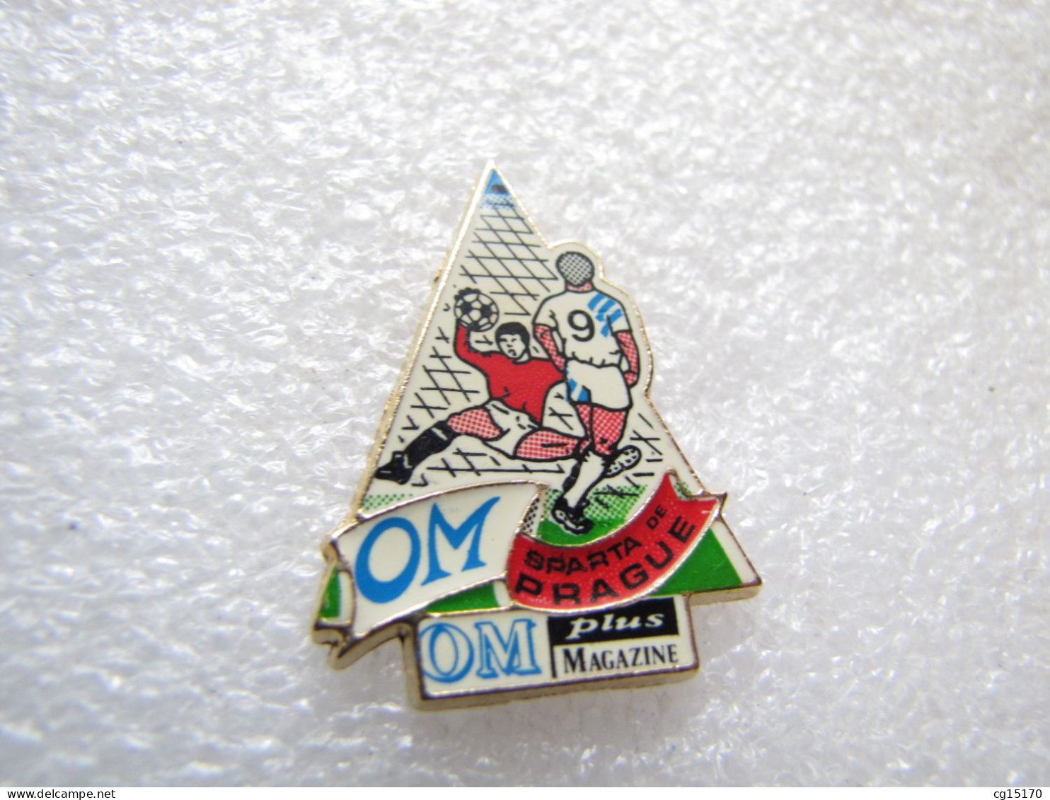 PIN'S   OLYMPIQUE DE MARSEILLE  OM  PRAGUE   OM PLUS MAGAZINE - Football