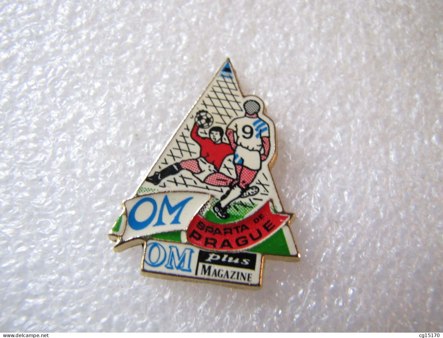 PIN'S   OLYMPIQUE DE MARSEILLE  OM  PRAGUE   OM PLUS MAGAZINE - Calcio