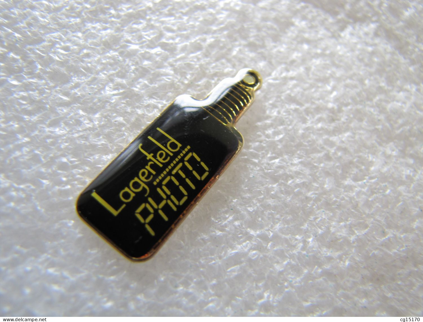 PIN'S   PARFUMS   LAGERFELD  PHOTO - Perfume