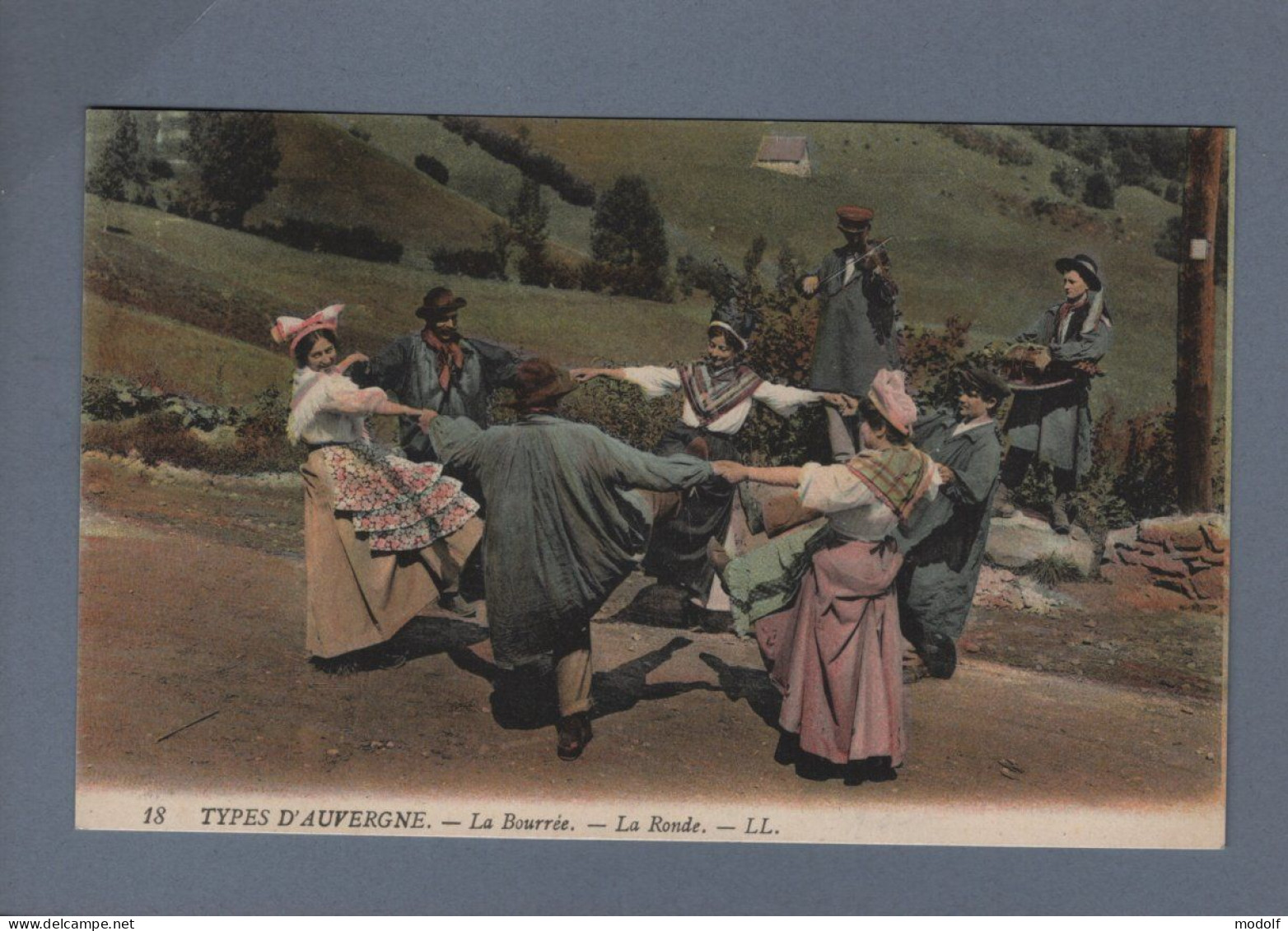 CPA - Folklore - Types D'Auvergne - La Bourrée - La Ronde - Colorisée - Non Circulée - Dances