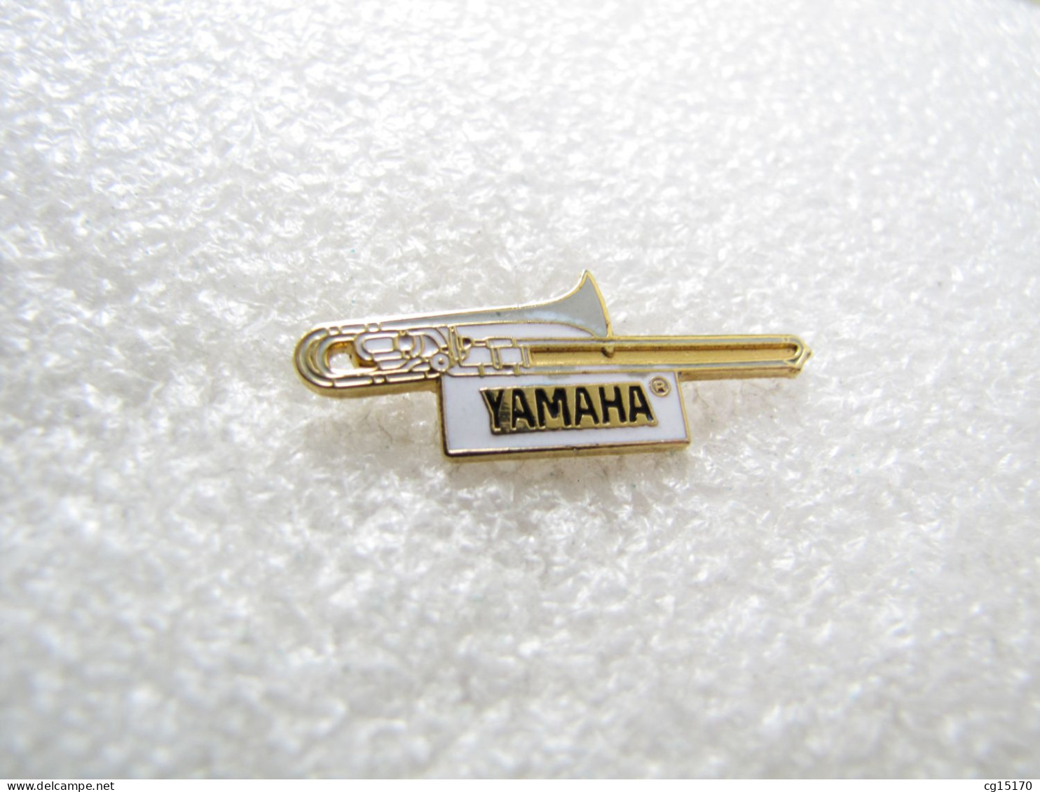 PIN'S   INSTRUMENT  DE MUSIQUE   YAMAHA  Email Grand Feu - Muziek