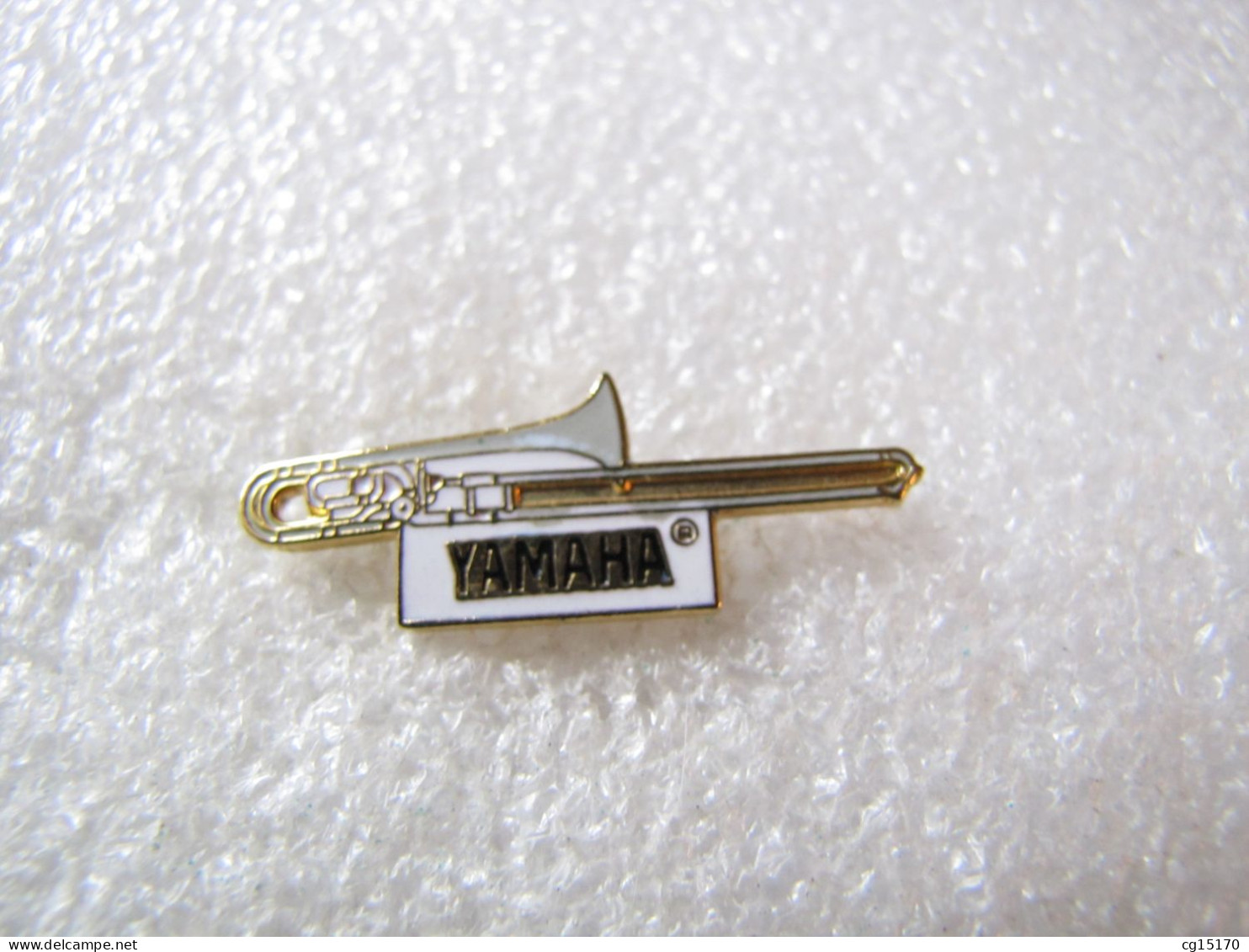 PIN'S   INSTRUMENT  DE MUSIQUE   YAMAHA  Email Grand Feu - Musique