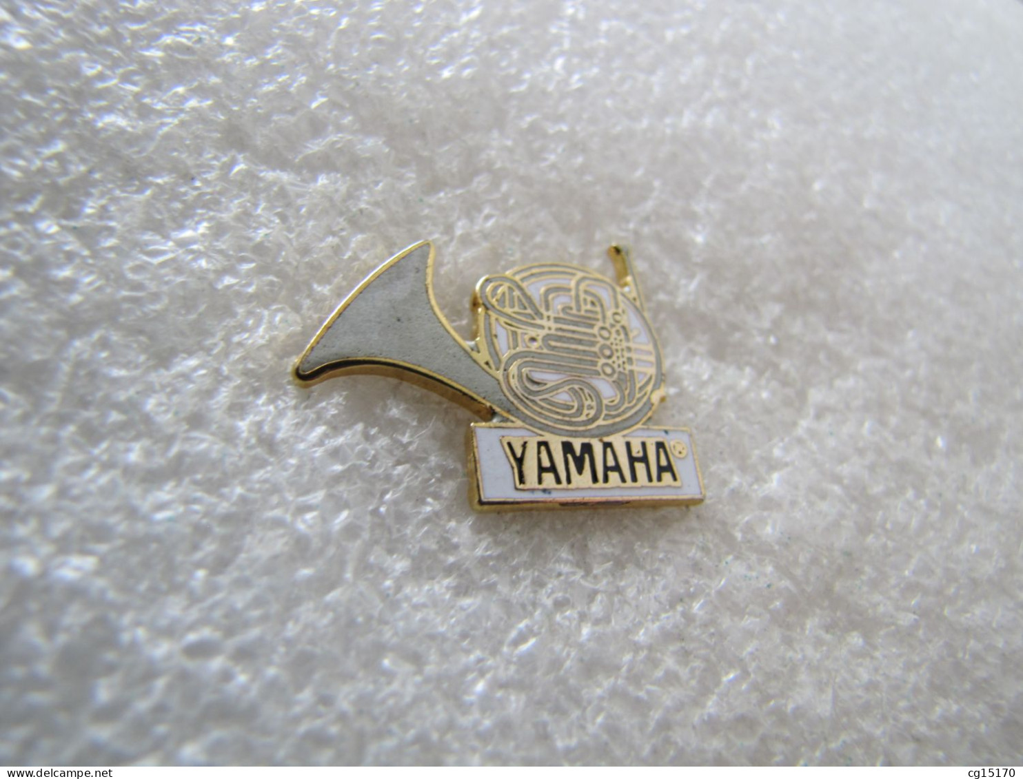 PIN'S   INSTRUMENT  DE MUSIQUE   YAMAHA  Email Grand Feu - Música