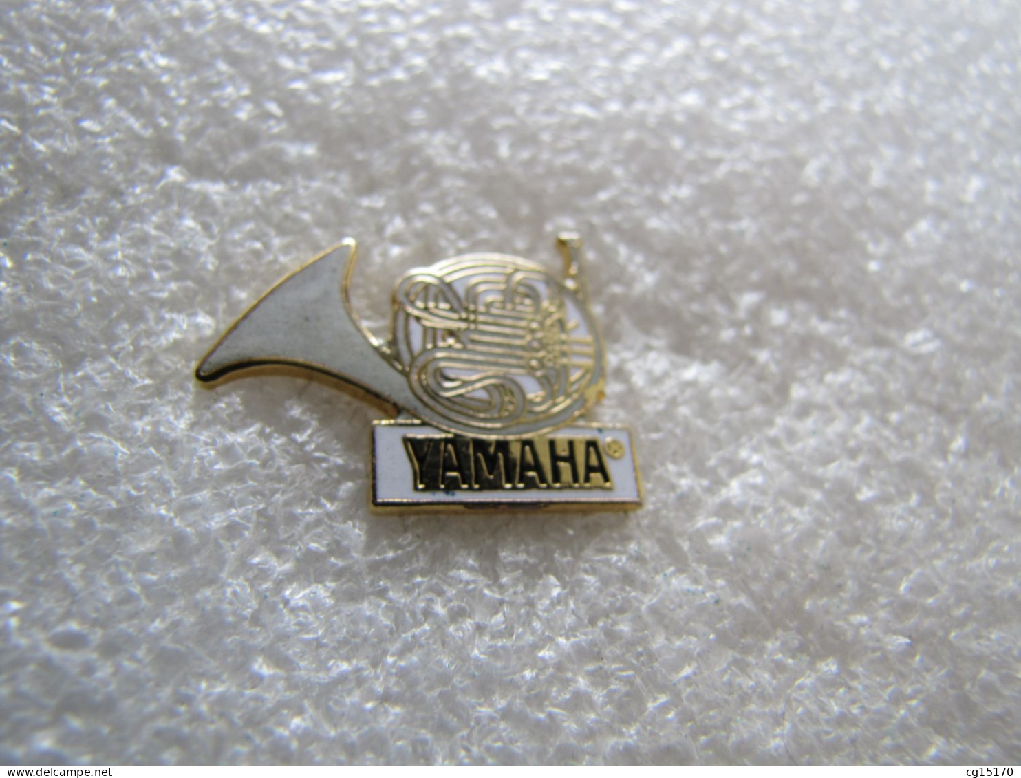 PIN'S   INSTRUMENT  DE MUSIQUE   YAMAHA  Email Grand Feu - Musique