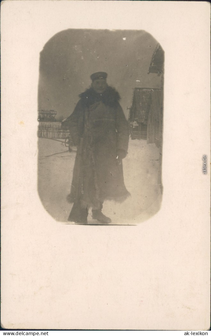 Russland Soldat Im Wintermantel, Holzhütten Im Schnee 1918 Privatfoto - Rusland
