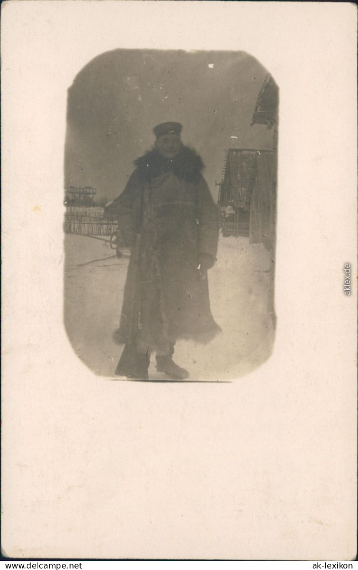 Russland Soldat Im Wintermantel, Holzhütten Im Schnee 1918 Privatfoto - Russie