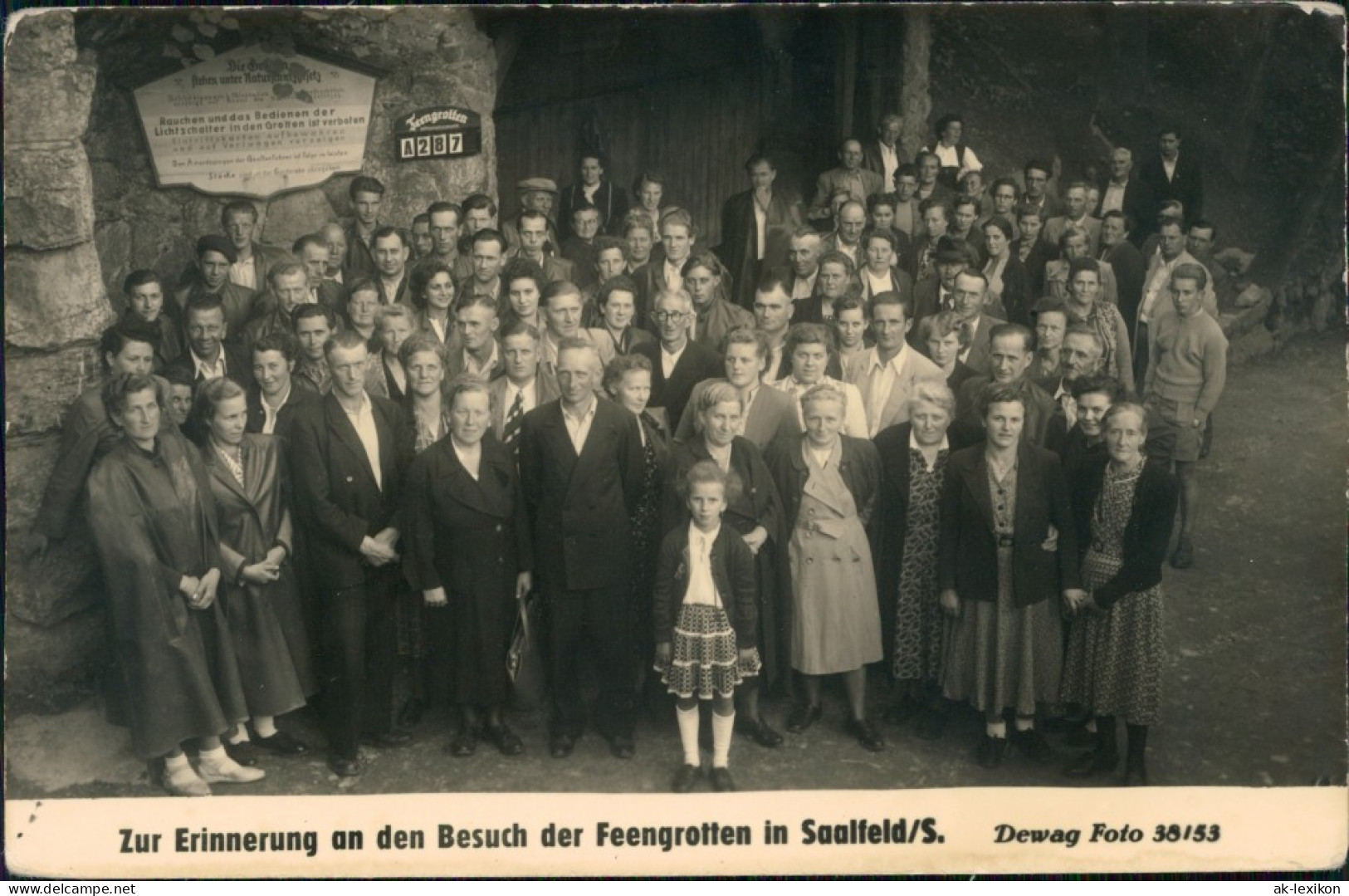 Ansichtskarte Saalfeld (Saale) Reisegruppe Vor Den Feengrotten 1953  - Saalfeld