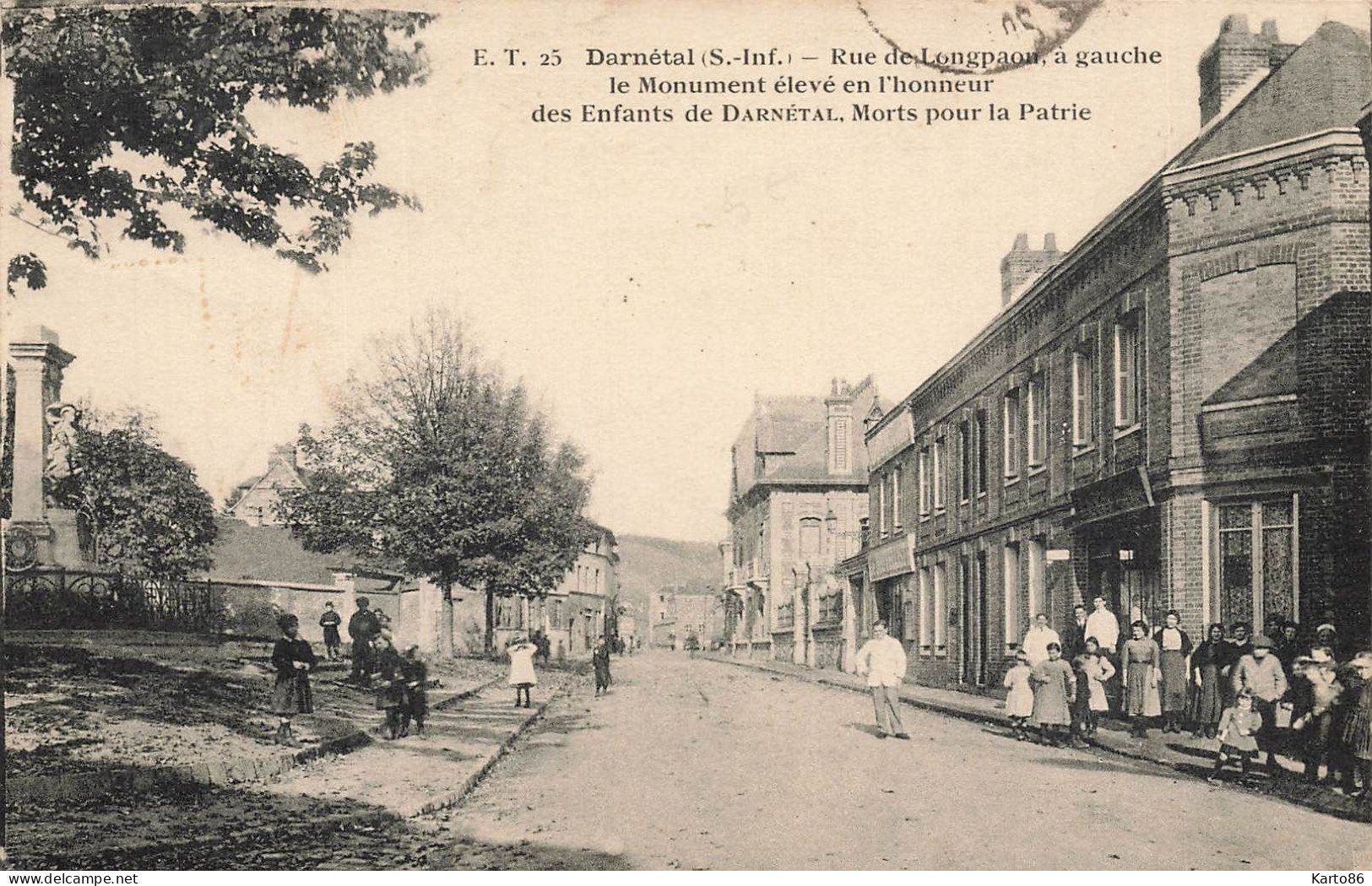 Darnétal * La Rue De Longpaou * Le Monument élevé En Honneur Des Enfants Morts Pour La Patrie * Villageois - Darnétal