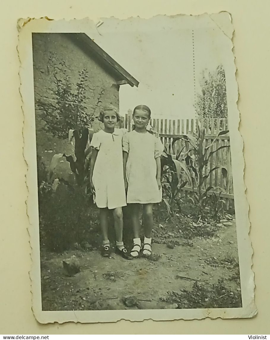 Two Young Girls In The Yard - Old Photo From 1939. - Personnes Anonymes