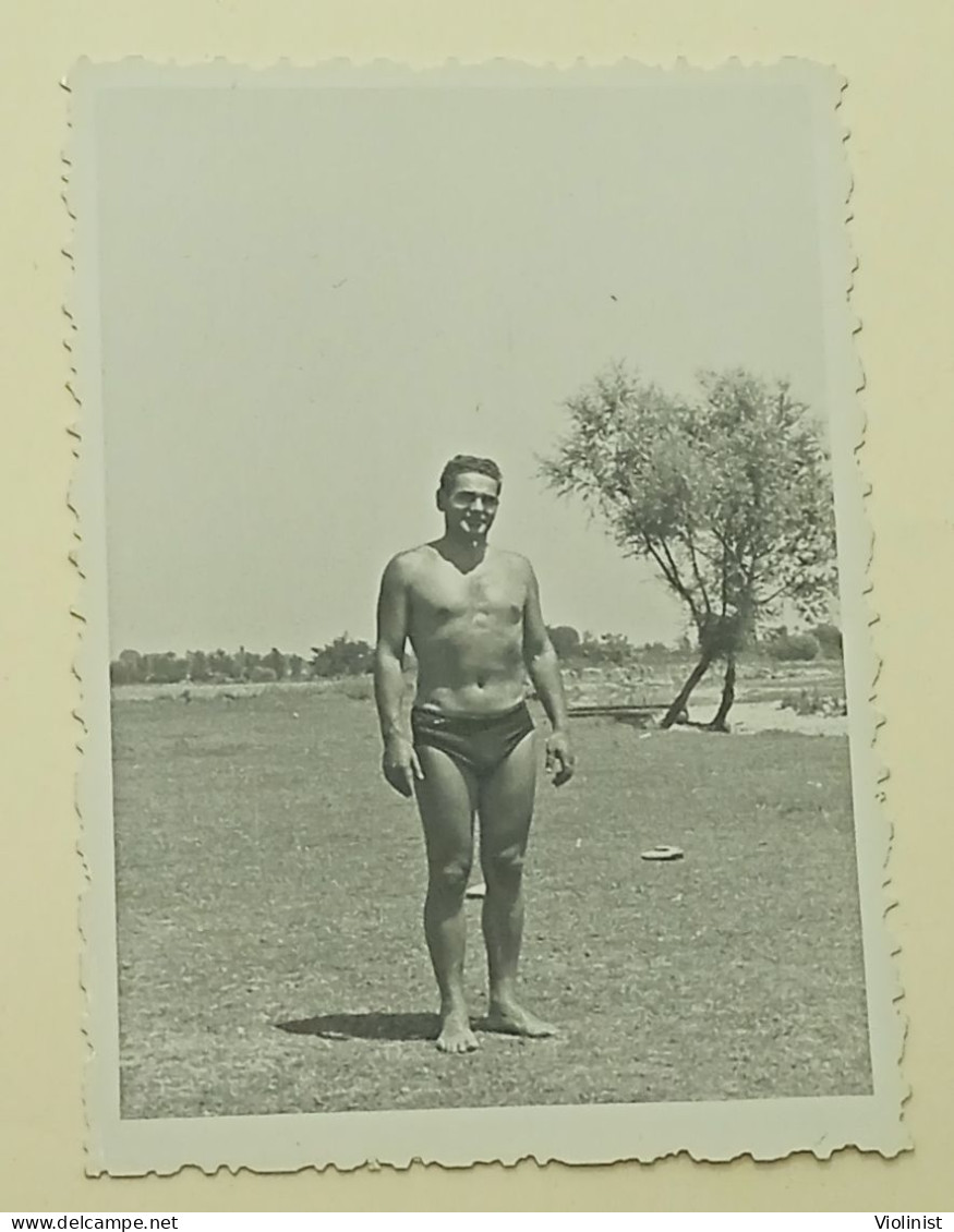 Naked Man In Swimming Trunks On The Beach - Personnes Anonymes