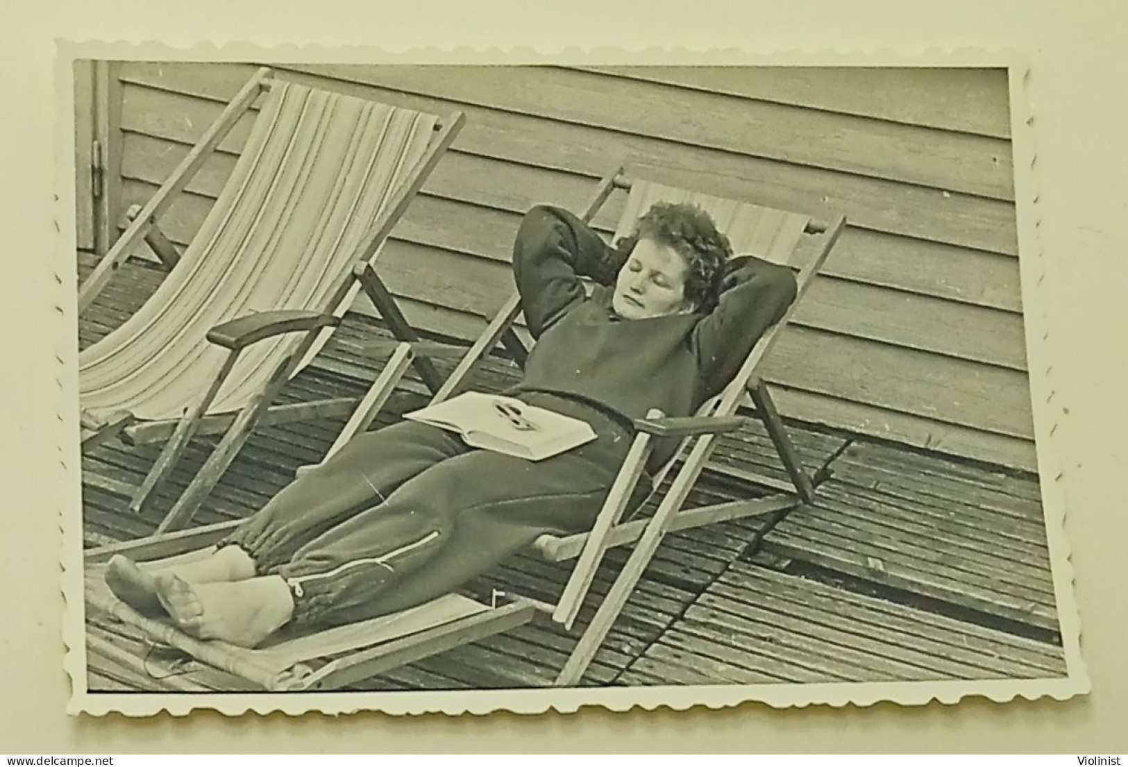 A Woman Sleeps In A Garden Chair - Personnes Anonymes