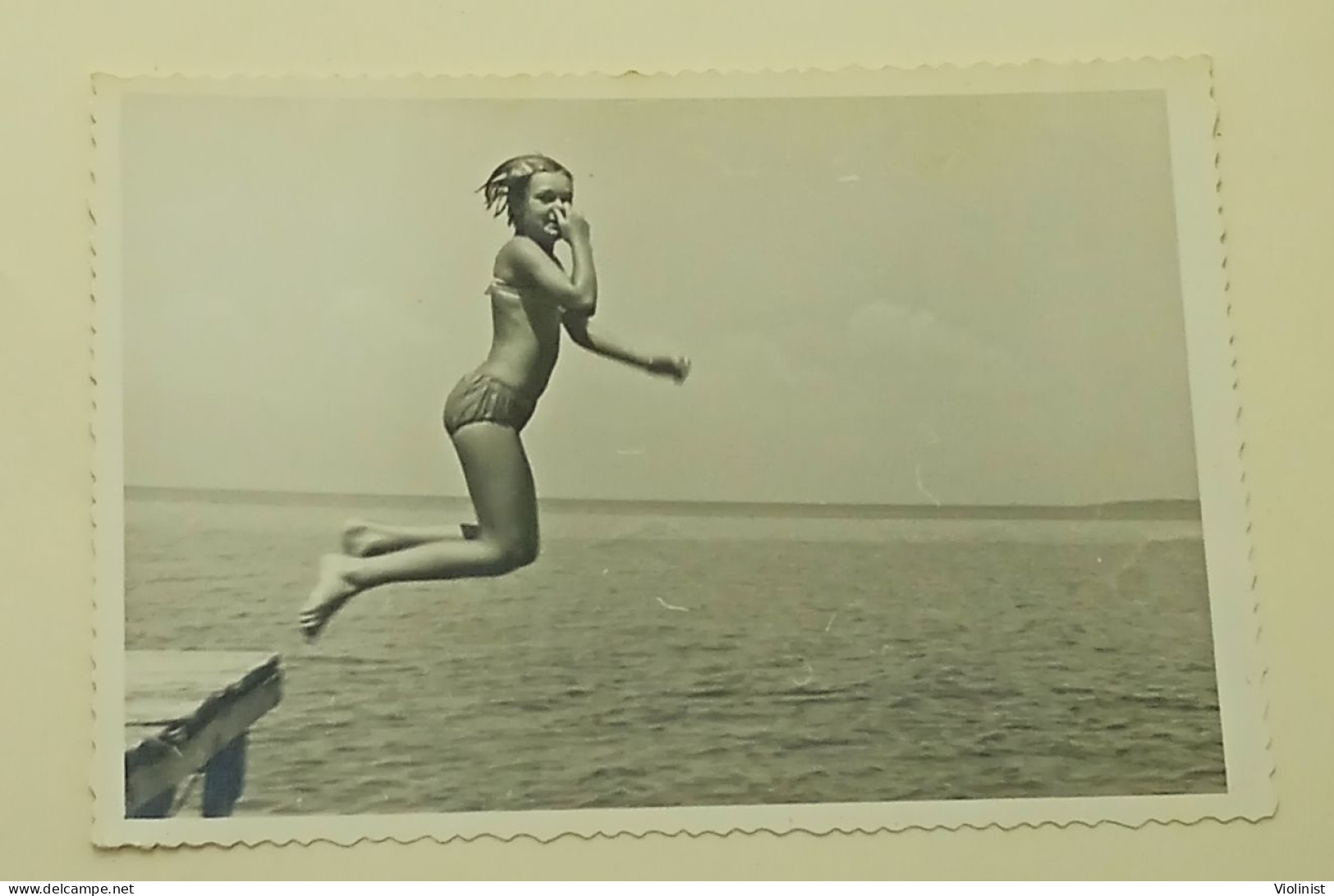 A Young Girl Jumps Into The Water - Personnes Anonymes