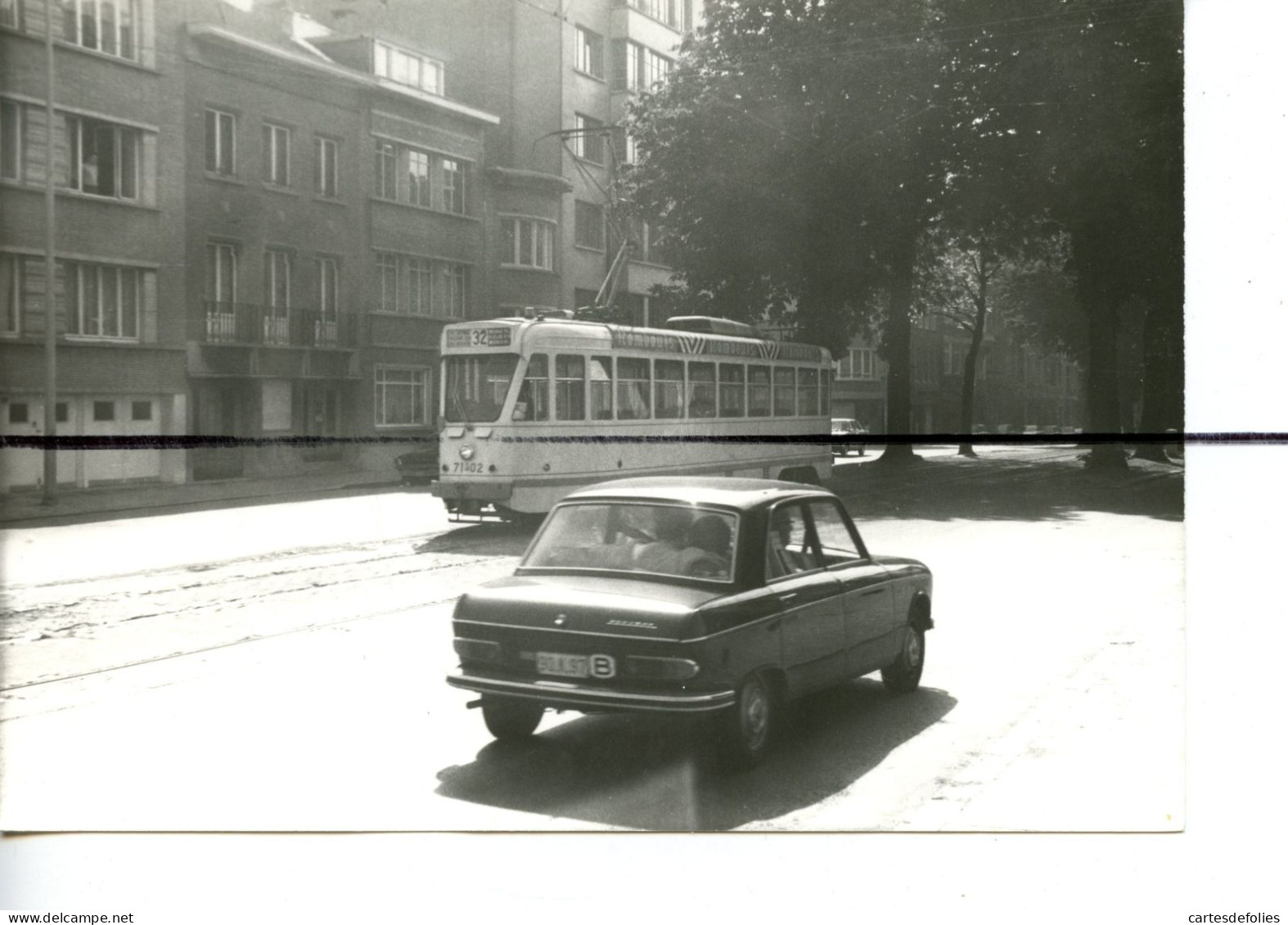 Photographie .BELGIQUE. BRUXELLES .Tramway . Ligne 32. Voiture - Trains