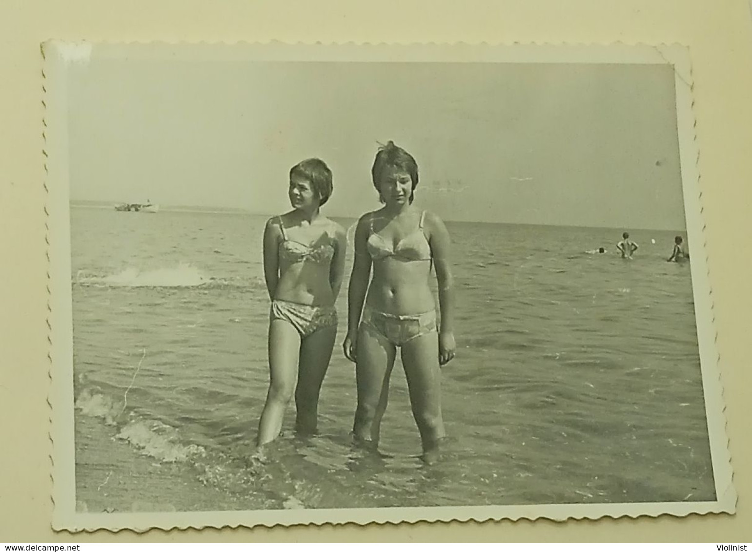 Two Teenage Girls Are Standing In The Shallow Water Of The Sea - Personnes Anonymes