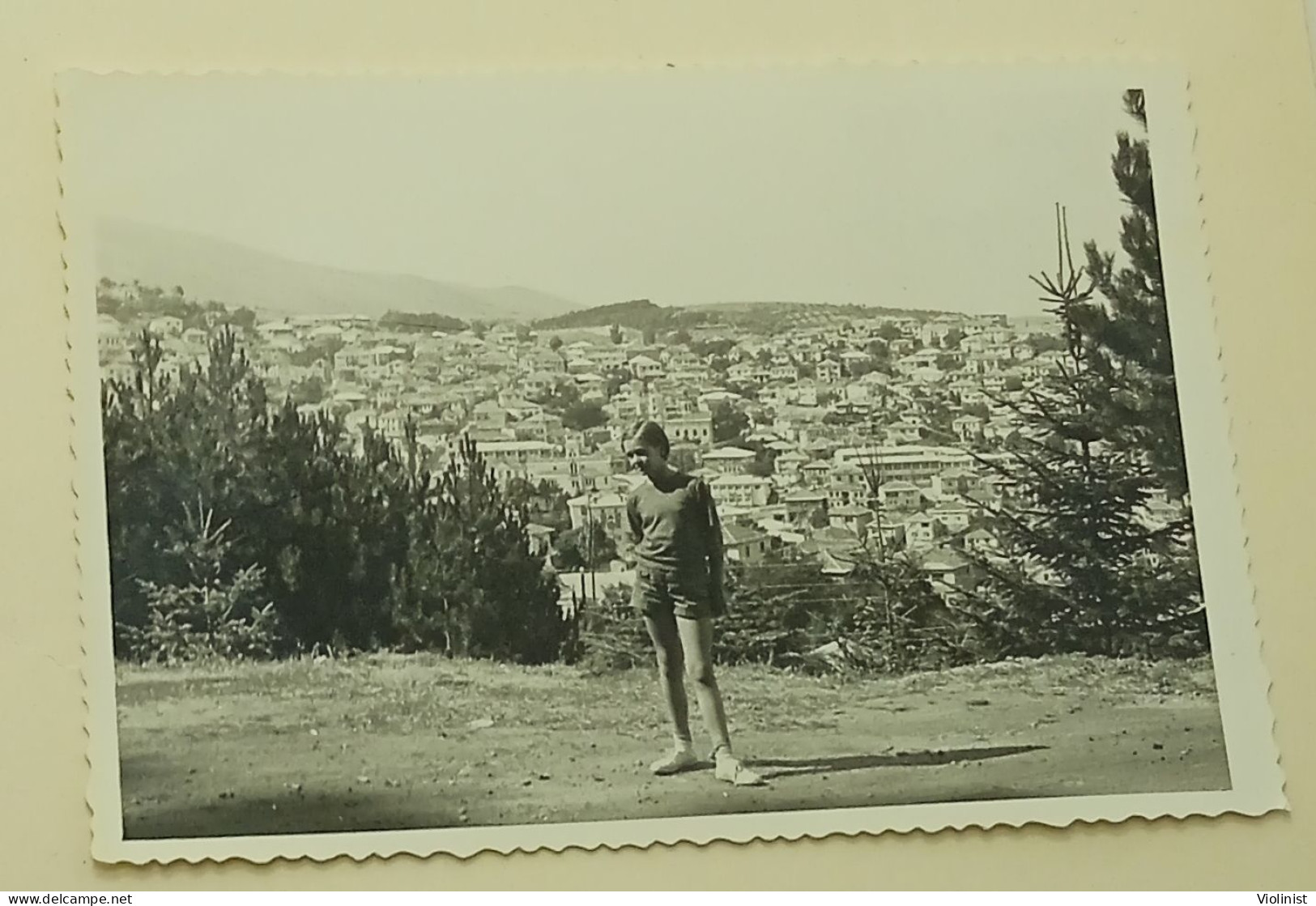 A Young Girl Stands On A Hill, The City Of Kruševo Can Be Seen Behind, North Macedonia In 1969. - Lieux
