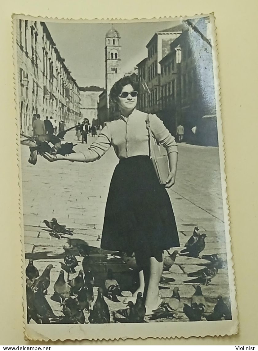 A Girl With Sunglasses On Whom Pigeons Landed On Her Hand - Dubrovnik In 1960. - Personnes Anonymes