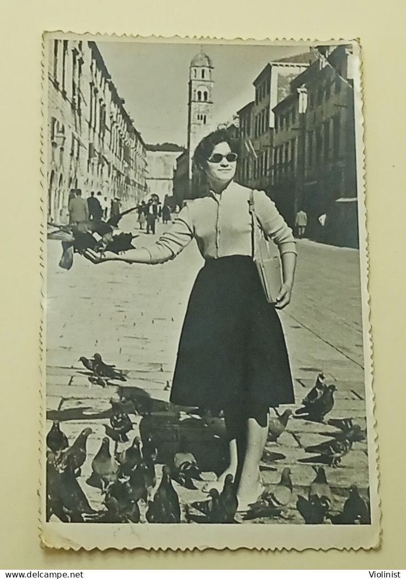 A Girl With Sunglasses On Whom Pigeons Landed On Her Hand - Dubrovnik In 1960. - Personnes Anonymes