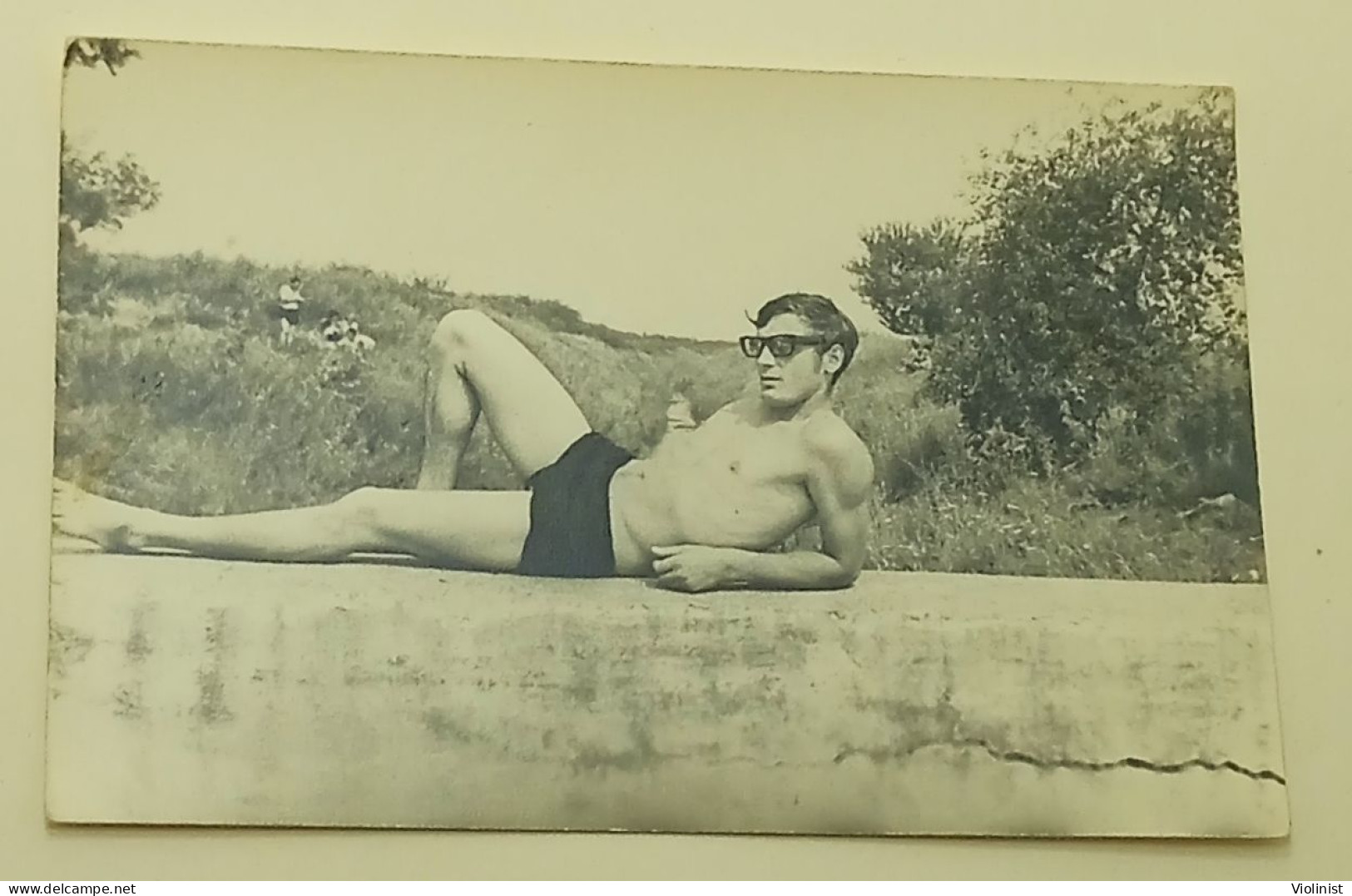 A Naked Guy In Swimming Trunks With Glasses Is Lying On The Wall - Personnes Anonymes