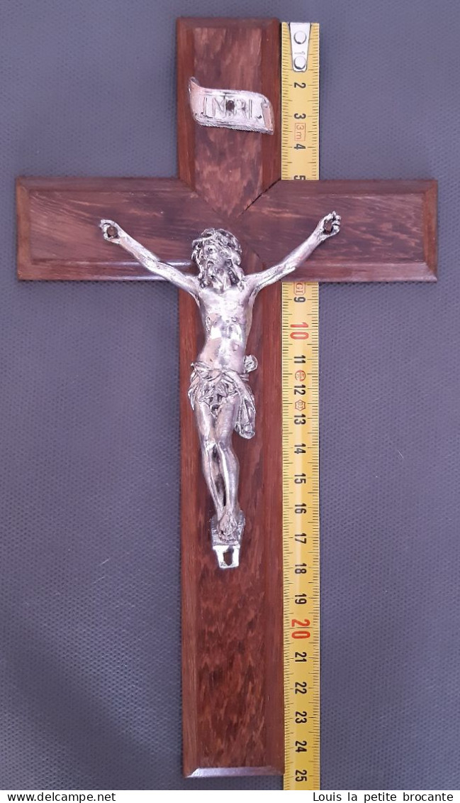 Très Beau Crucifix En Bois De Merisier, Jésus Christ En Métal Argenté, Hauteur 25cm - Godsdienst & Esoterisme