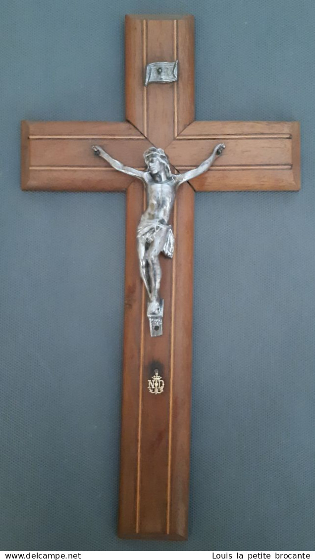 Crucifix En Bois De Noyer Avec Liserés, Jésus Christ En étain, Medaille Notre Dame Dorée. Hauteur 30cm - Religión & Esoterismo