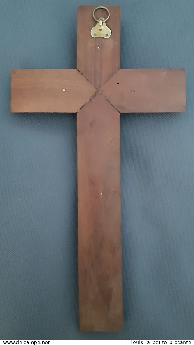 Crucifix En Bois De Noyer Avec Liserés, Jésus Christ En étain, Medaille Notre Dame Dorée. Hauteur 30cm - Religione & Esoterismo