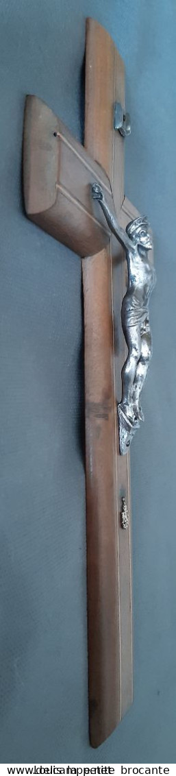 Crucifix En Bois De Noyer Avec Liserés, Jésus Christ En étain, Medaille Notre Dame Dorée. Hauteur 30cm - Religion & Esotérisme