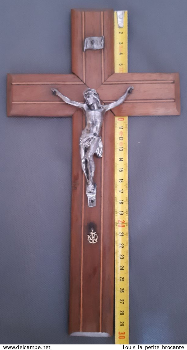 Crucifix En Bois De Noyer Avec Liserés, Jésus Christ En étain, Medaille Notre Dame Dorée. Hauteur 30cm - Religión & Esoterismo