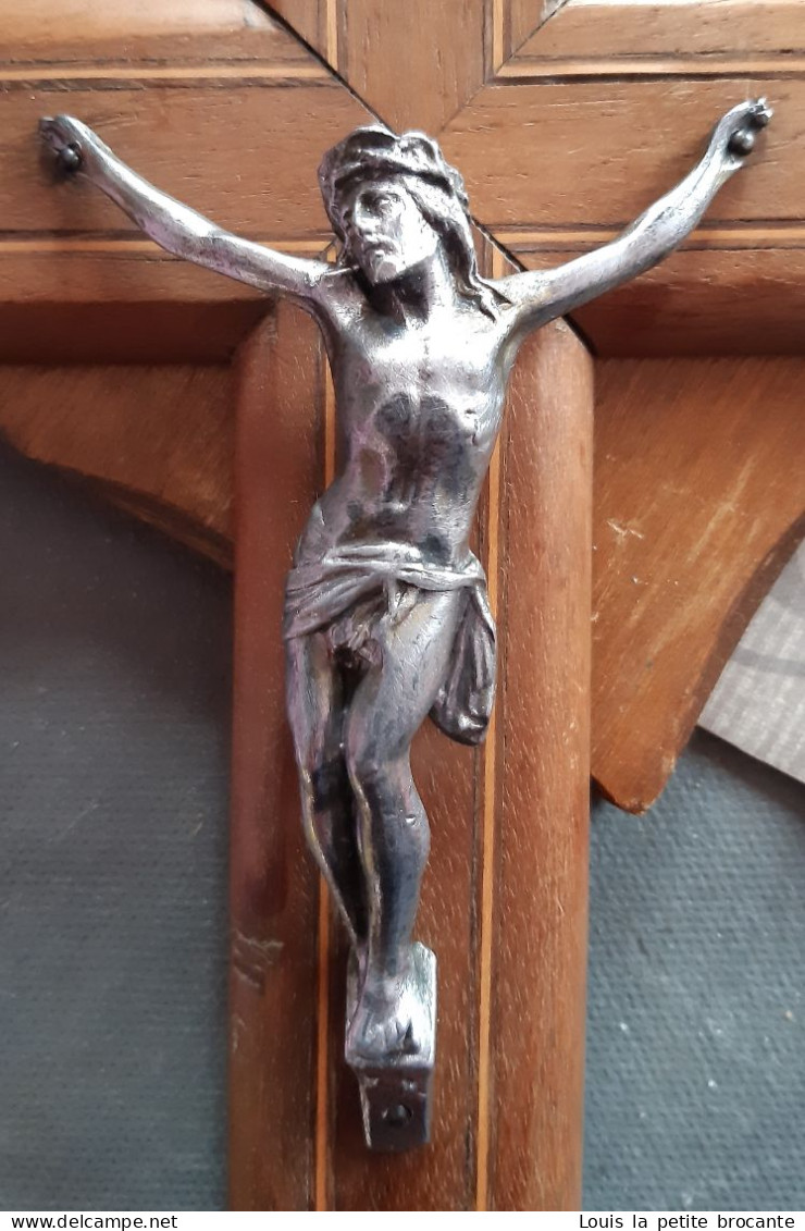 Crucifix En Bois De Noyer Avec Liserés, Jésus Christ En étain, Medaille Notre Dame Dorée. Hauteur 30cm - Religion & Esotericism