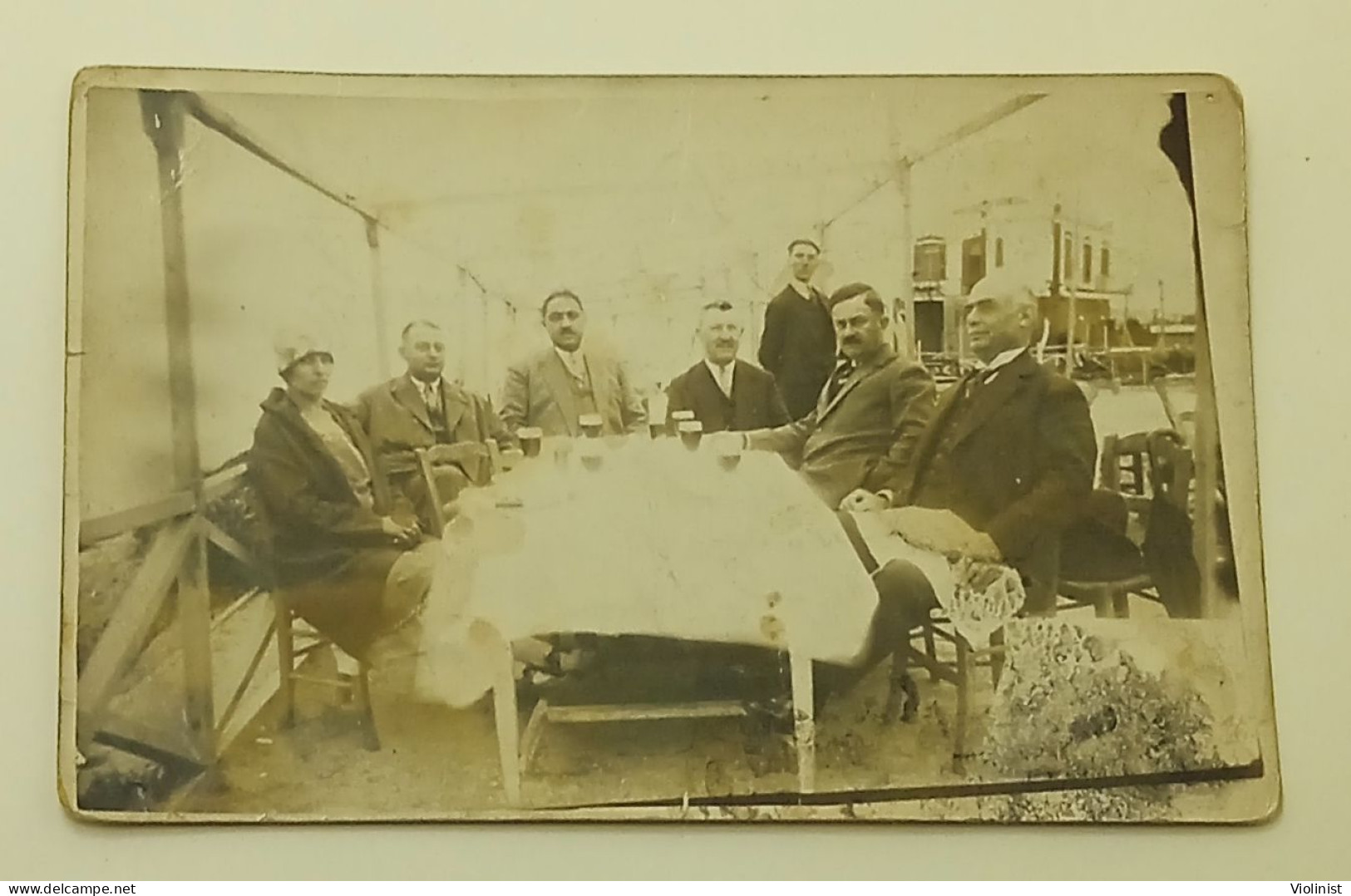 Greece-Woman And Men In A Restaurant-Memory From Thessaloniki 1928. - Plaatsen