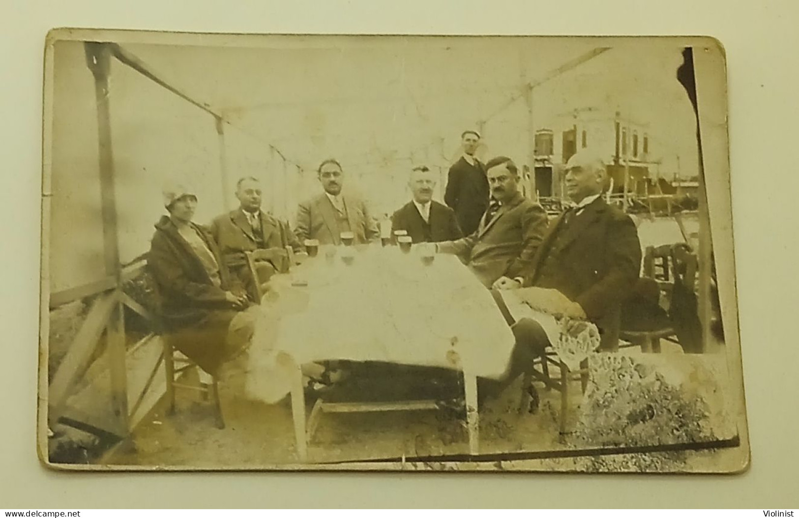 Greece-Woman And Men In A Restaurant-Memory From Thessaloniki 1928. - Plaatsen