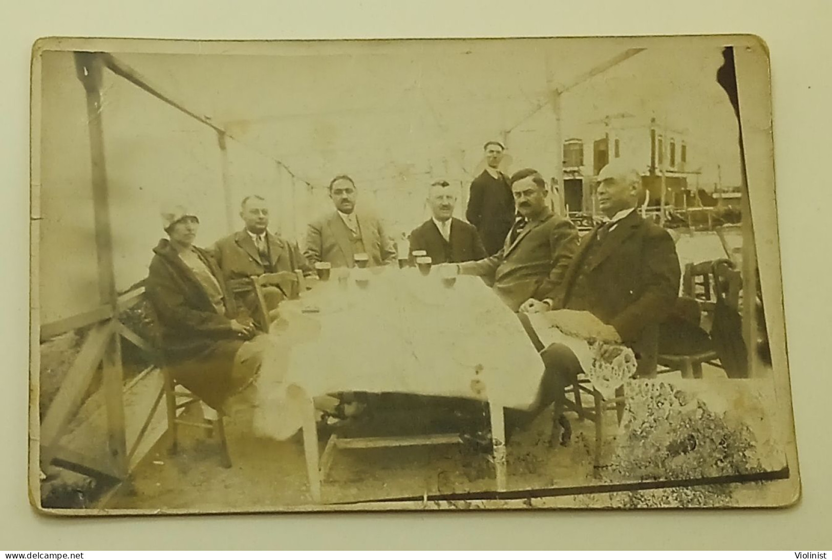 Greece-Woman And Men In A Restaurant-Memory From Thessaloniki 1928. - Lieux