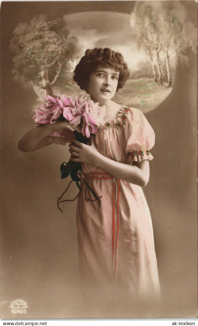Ansichtskarte  Schöne Frau Mit Blumenstrauss Fotokunst 1911 - Personnages
