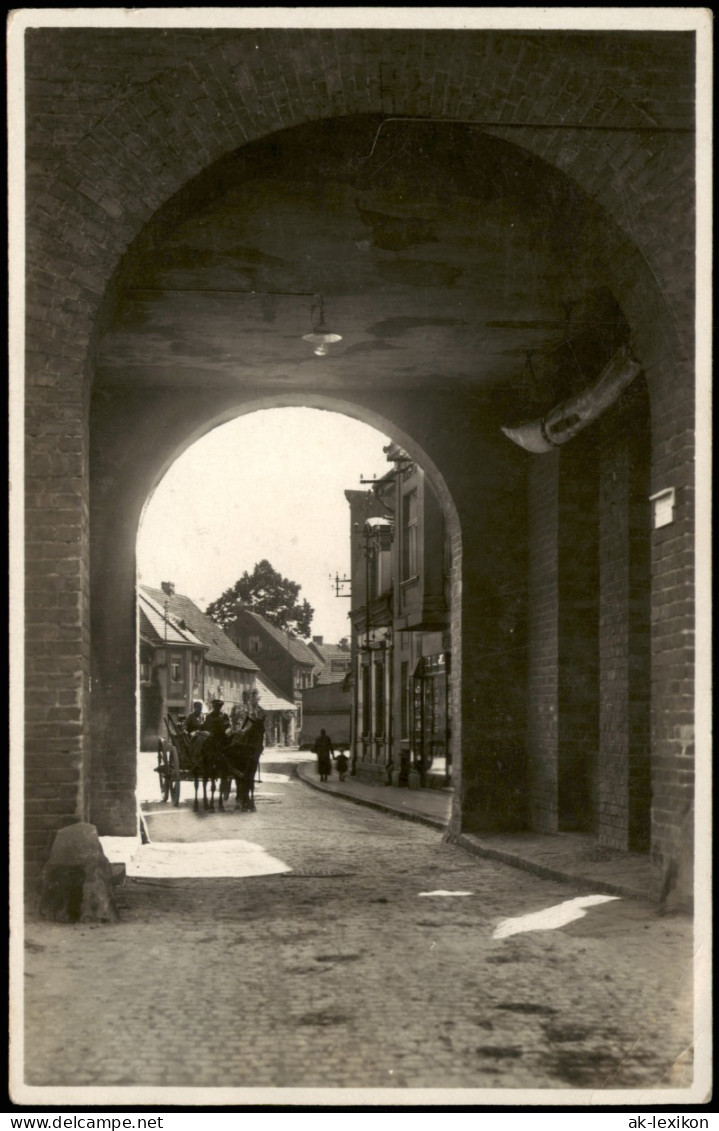 Ansichtskarte Kamenz Kamjenc Straßen - Tordurchblick - Fuhrwerk 1930 - Kamenz