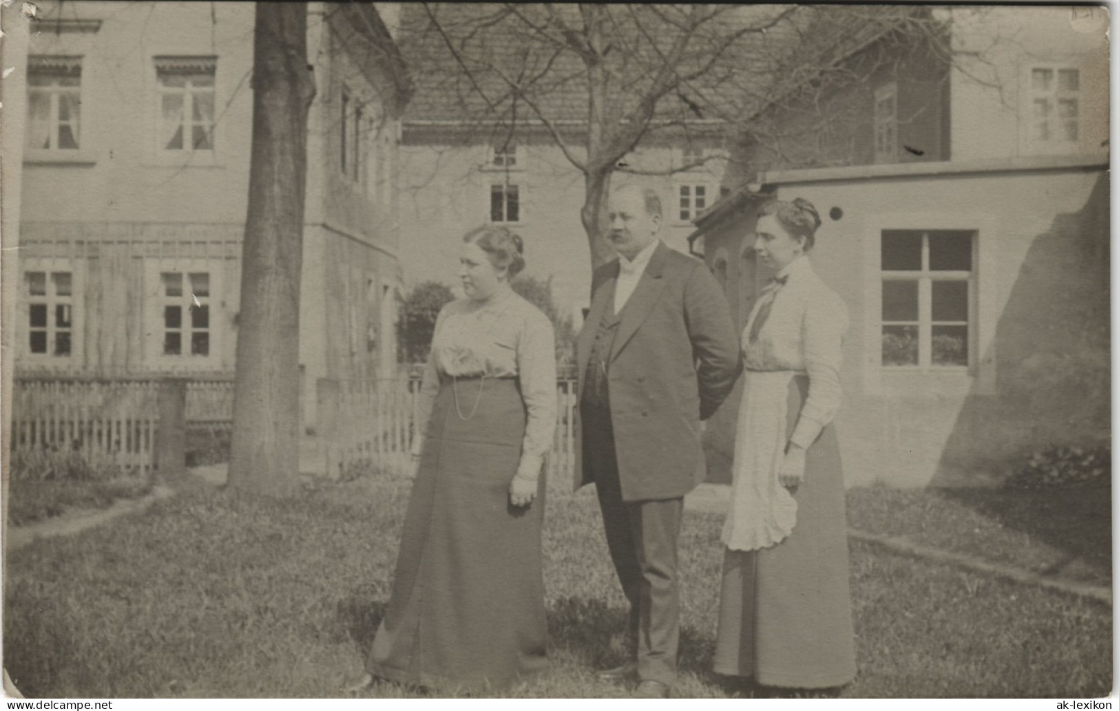 Foto Meiningen Mann Und Frauen Vor Haus 1929 Privatfoto - Meiningen