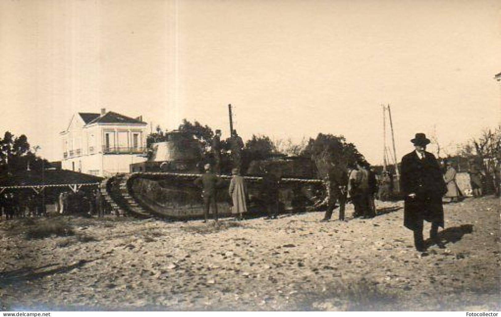 Militaria : Char (français ?) En Position Devant Une Villa De Bord De Mer Circa 1920 - 1930 - Guerre, Militaire