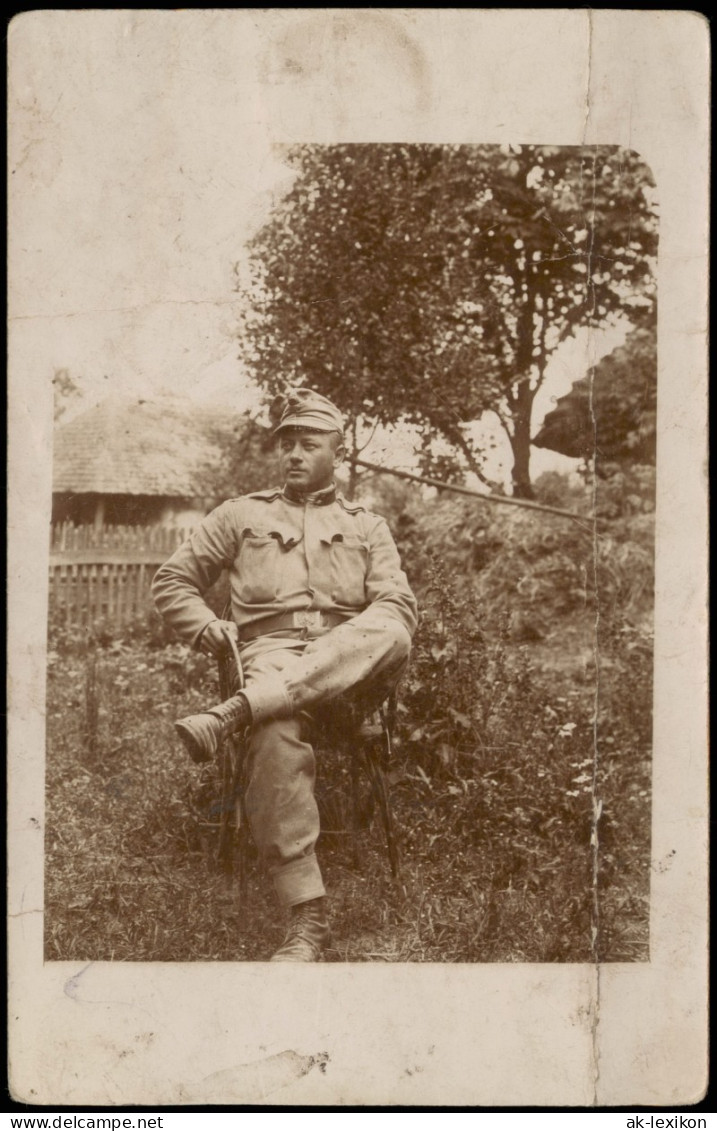 Ansichtskarte  Soldat Auf Stuhl Vor Gehöft, WK1 Militaria 1915 - Weltkrieg 1914-18