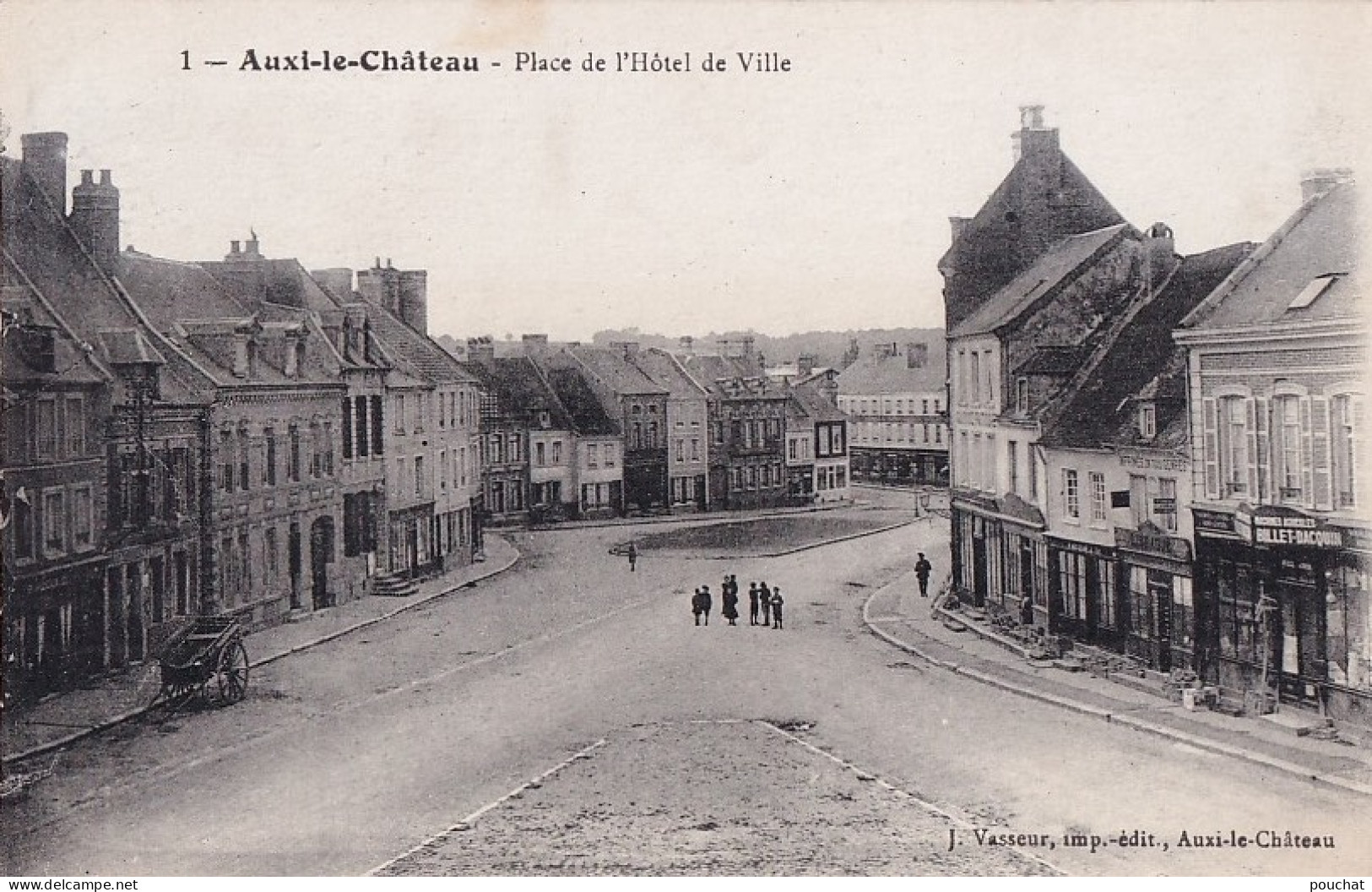 C5-62) AUXI  LE  CHATEAU - PLACE  DE  L ' HOTEL DE VILLE  - ANIMEE - HABITANTS - ( 2 SCANS ) - Auxi Le Chateau