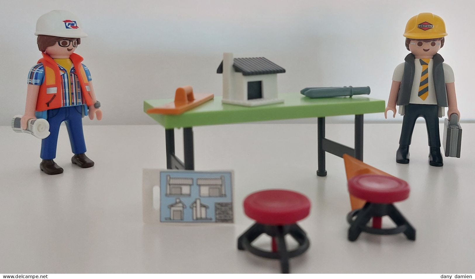 Playmobil "Architecte" Avec Une Valise, Une Table Et Des Accessoires De Mesure (compas, équerre, Règle), Deux Tabourets - Playmobil