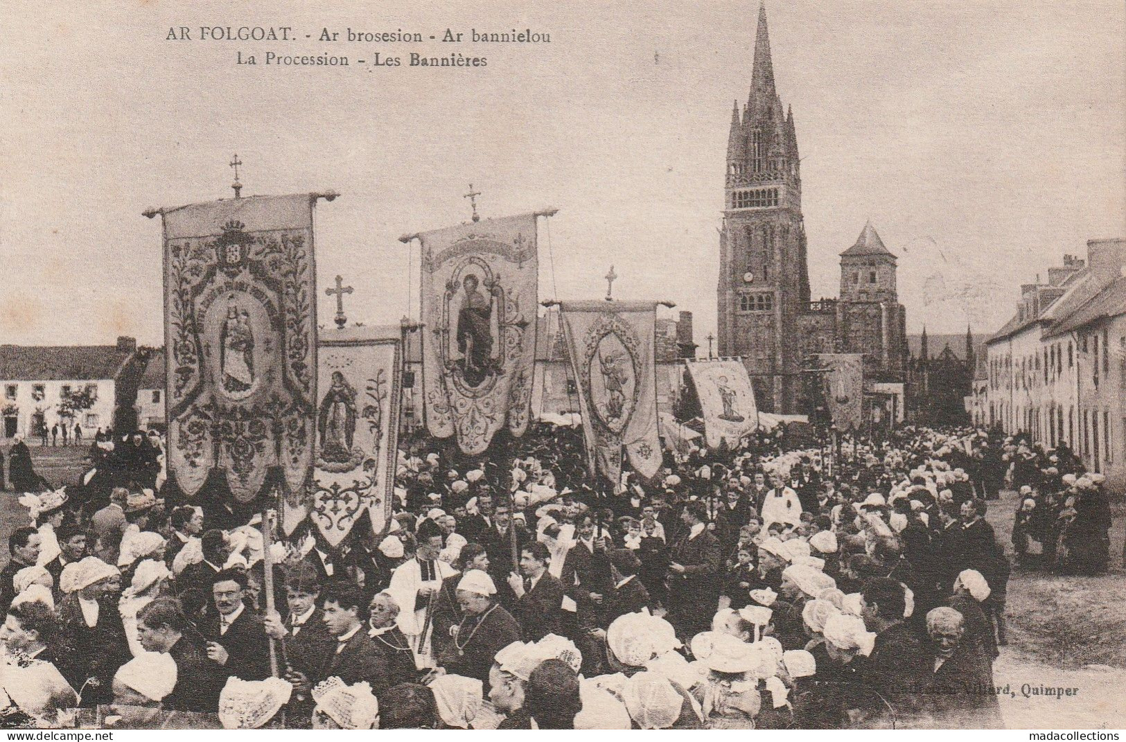 Le Folgoët (29 - Finistère)  La  Procession - Les Bannières - Le Folgoët