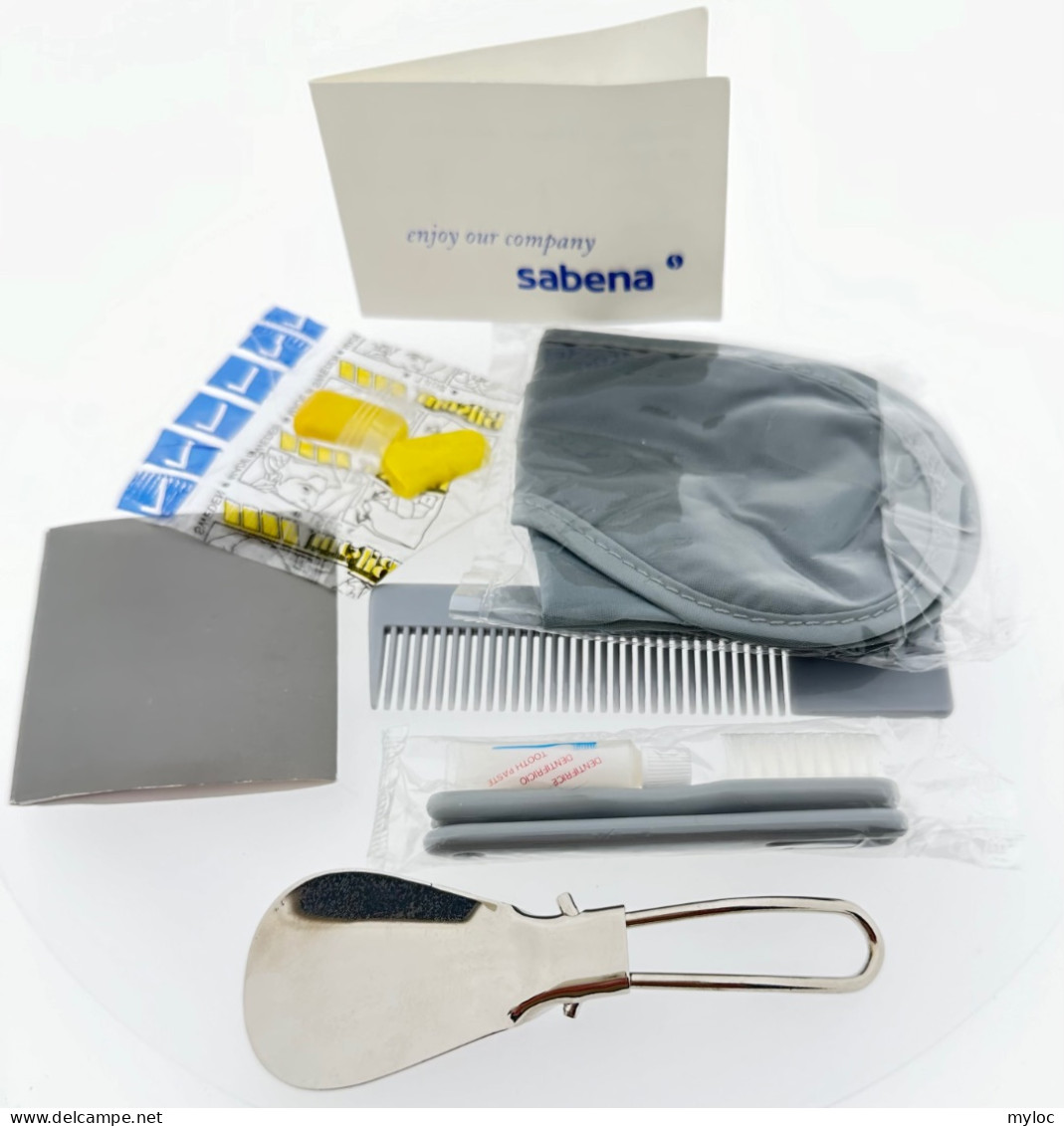 Sabena. Pochette 1ère Classe Avec Peigne, Masque, Sewing Kit, Brosse à Dents Et Dentifrice, Chausse-pied. - Giveaways