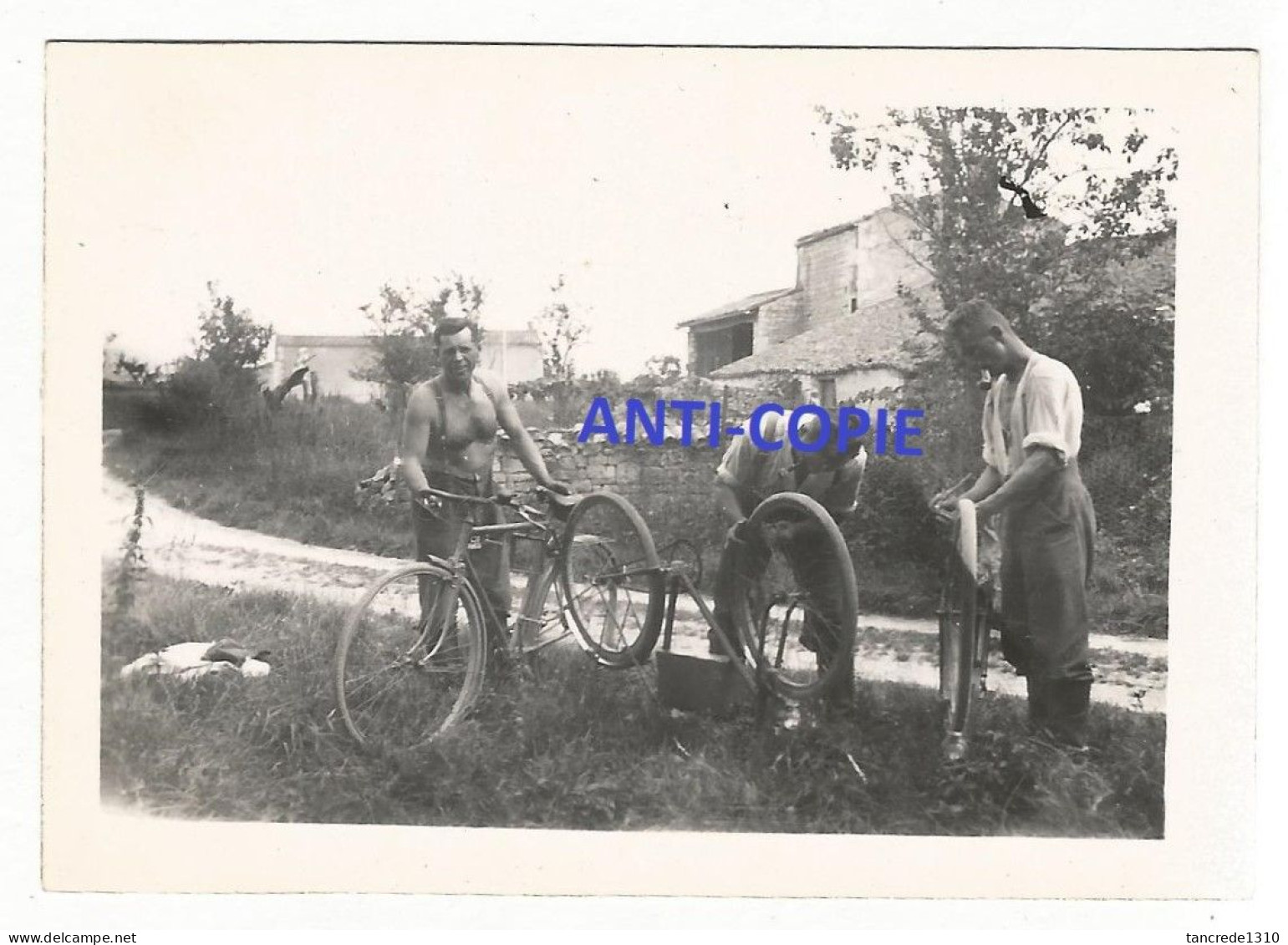 WW2 3x PHOTO ORIGINALE Soldat Allemand Réparation Vélo à SAINT GEORGES DU BOIS Surgères Rochefort 17 CHARENTE MARITIME - 1939-45