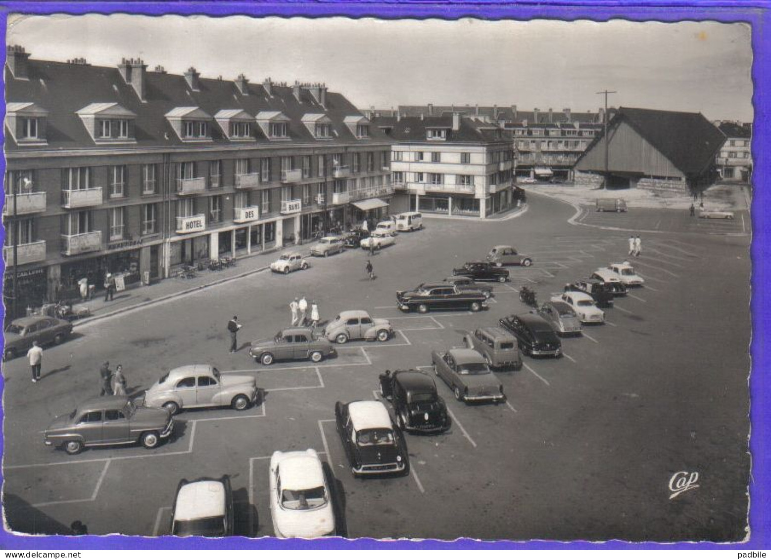 Carte Postale 76. Saint-Valéry-en-Caux Hotel Des Bains  Voitures  Place Du Marché    Très Beau Plan - Saint Valery En Caux