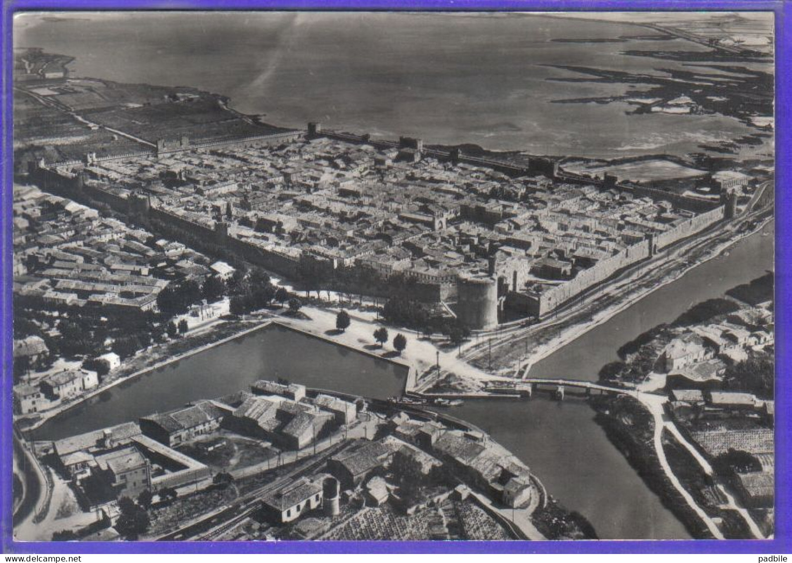 Carte Postale 30. Aigues Mortes   Vue Aérienne   Très Beau Plan - Aigues-Mortes