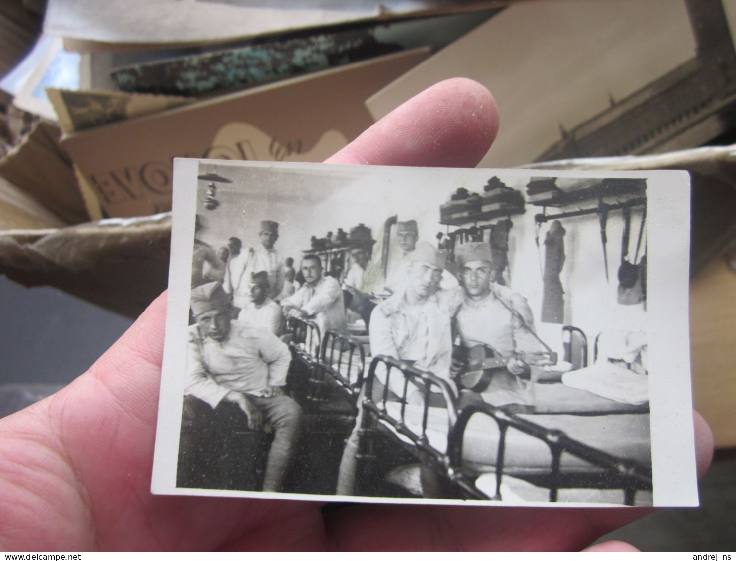 Serbian Soldiers 6x9 Cm In The Military Dormitory - Serbien