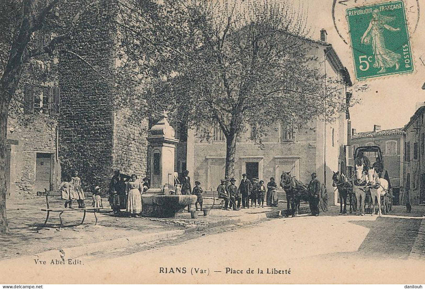 83 // RIANS  Place De La Liberté / Edit Abel  / Fontaine - Rians